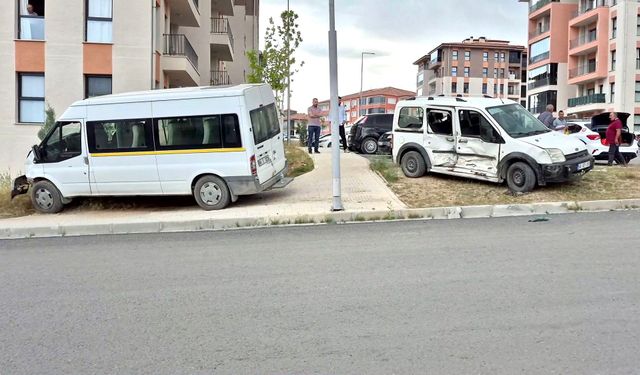 Malatya Yeşilyurt’ta Mesai Öncesi Korkutan Kaza: Minibüs ile Otomobil Çarpıştı!