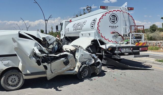 Malatya'da Feci Kaza! Hafif Ticari Araç Tankere Saplandı, Sürücü Ağır Yaralandı