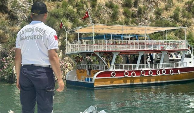 Şanlıurfa'da Sürüklenen Tekne Turistleri Jandarma Kurtardı