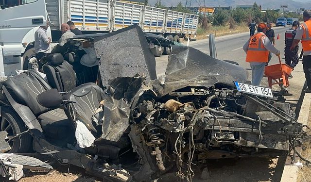 Tıra Arkadan Çarpan Otomobil , Sürücü Ağır Yaralandı