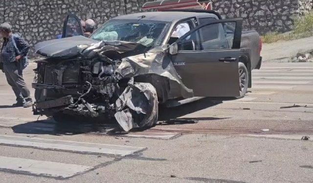 Malatya'da İki Pikap Çarpıştı: Araçlardan Biri Devrildi, 3 Kişi Yaralandı