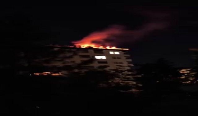 Diyarbakır'da 8 Katlı Apartmanın Çatısında Çıkan Yangın Korku Dolu Anlar Yaşattı