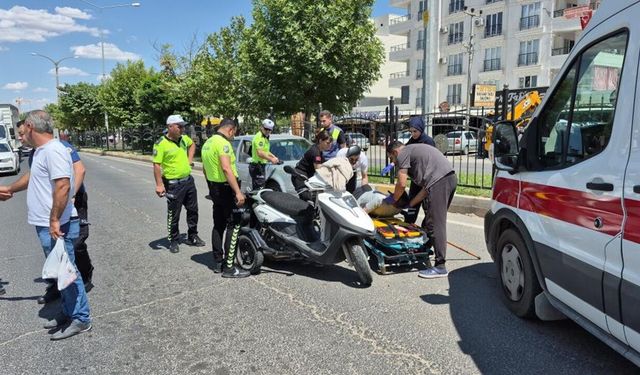 Adıyaman’da Kavşakta Korkutan Çarpışma: Motosiklet Sürücüsü Hastaneye Kaldırıldı