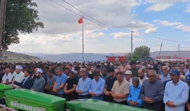Arguvan'daki o kazadan geriye büyük acı kaldı: 3 kişilik aileye gözyaşlarıyla veda...