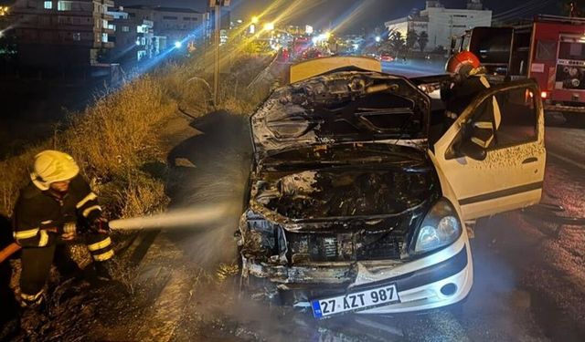 Birecik Köprüsü üzerinde seyreden otomobil alevlere teslim oldu