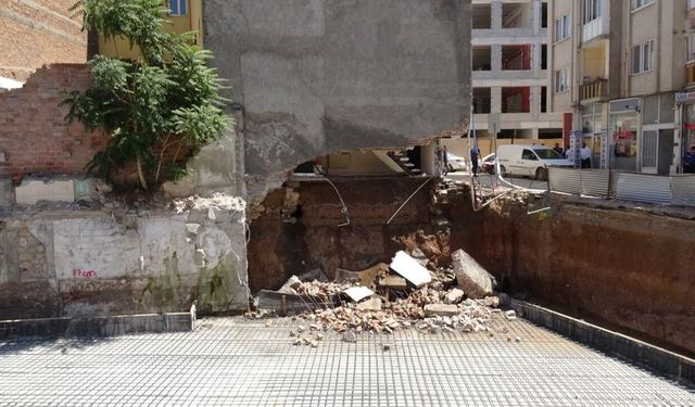 Malatya'da Korku Dolu Anlar! Mühürlenen Binadan Kopan Parçalar Alarm Verdi