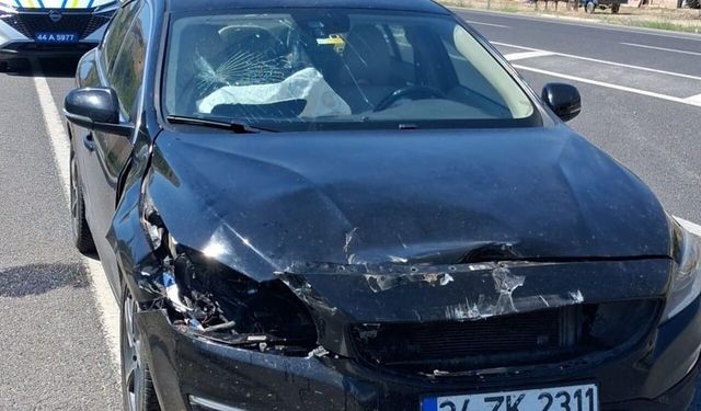 Malatya'da Tıra Arkadan Çarpan Otomobil Hurdaya Döndü!