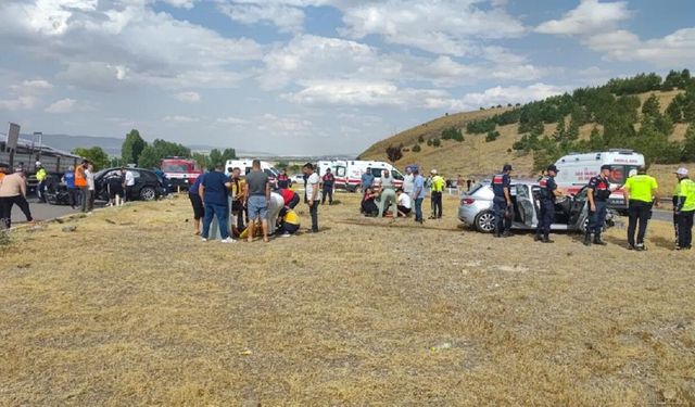 Sivas'ta Kavşakta Can Pazarı! 1'i Ağır 8 Yaralı