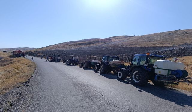 Malatya'da Korkutan Anız Yangını! Köylüler Traktörleriyle Seferber Oldu