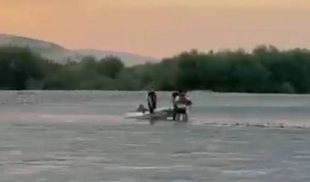 Su Seviyesi Bir Anda Yükseldi! Batman'da Mahsur Kalan 2 Kişi Son Anda Kurtarıldı