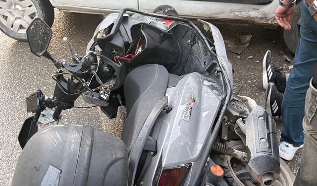 Malatya’da Kışla Caddesi’nde Motosiklet Kazası! Sokağa Dönmek İsterken Çarptı