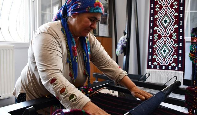 Heybe Dokuyarak 4 Çocuğuna Üniversite Okuttu