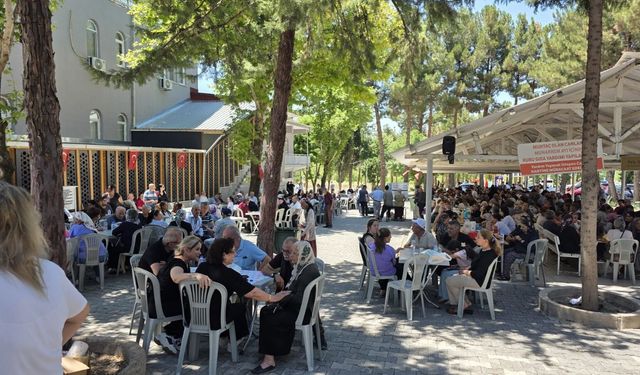 Malatya'da Kerbela Şehitleri İçin Dualar Yükseldi:Yüzlerce Kişi Aynı Sofrada Buluştu
