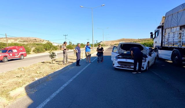 Arguvan Kavşağı'nda korkutan kaza! Lastiği patlayan otomobil karşı şeride savruldu