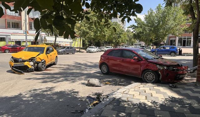 Elazığ'da ticari taksi ile otomobil çarpıştı: 6 yaralı