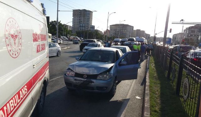Malatya'da 6 Araç Birbirine Girdi! Çöşnük Kavşağı'ndaki Zincirleme Kazada 4 Yaralı
