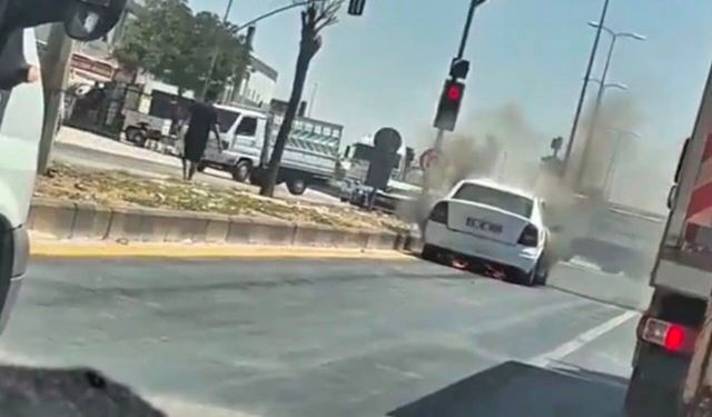 Seyir Halindeki Otomobil Bir Anda Alev Aldı! Sürücü Son Anda Kurtuldu