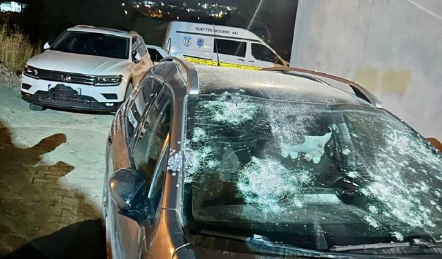 Malatya'da Gece Yarısı Silahlı Saldırı! Park Halindeki Aracı Kurşun Yağmuruna Tuttular