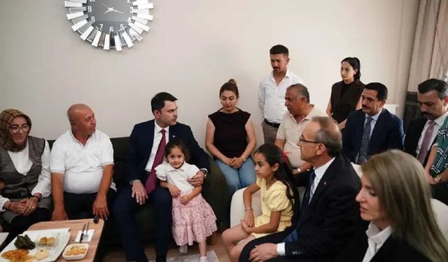 Murat Kurum Depremzede Ailenin Evine Gitti! İçeride Yaşananlar Duygulandırdı...