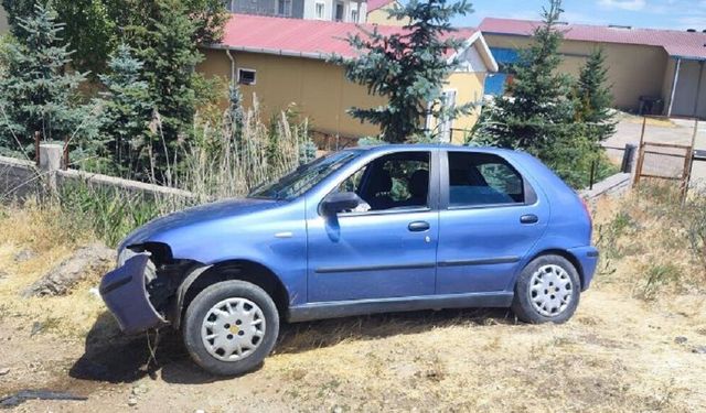 Sivas'ta Korkutan Kaza: Kontrolden Çıkan Otomobil Bariyerlere Saplandı, 4 Yaralı