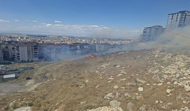 Çöşnük'te Korkutan Yangın! Boş Arazide Alevler Yükseldi