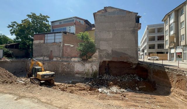 Malatya'da Yerinde Dönüşüm Kazısında Toprak Kaydı! 2 Katlı Ev Tahliye Edildi