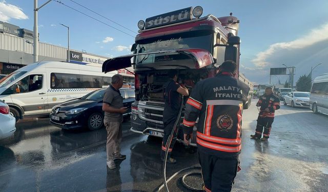 Malatya Çevreyolu'nda Faciaya Ramak Kaldı! Seyir Halindeki Tırda Korkutan Yangın