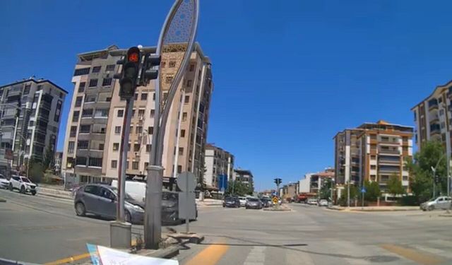 Malatya'da Kırmızı Işık İhlali Kamerada! Kavşaktaki Kaza Anbean Kaydedildi
