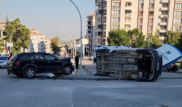 Malatya’da Sabah Saatlerinde Kaza: Minibüs ile Otomobil Çarpıştı, 4 Kişi Yaralandı