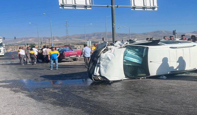 Akçadağ’da İki Otomobil Çarpıştı! Biri Kadın 2 Kişi Yaralandı