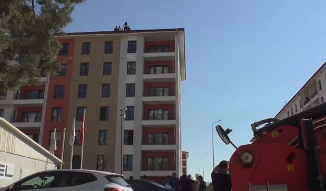 Malatya’da TOKİ Konutlarında Ücretlerini Alamayan 8 İşçi Çatıya Çıktı!