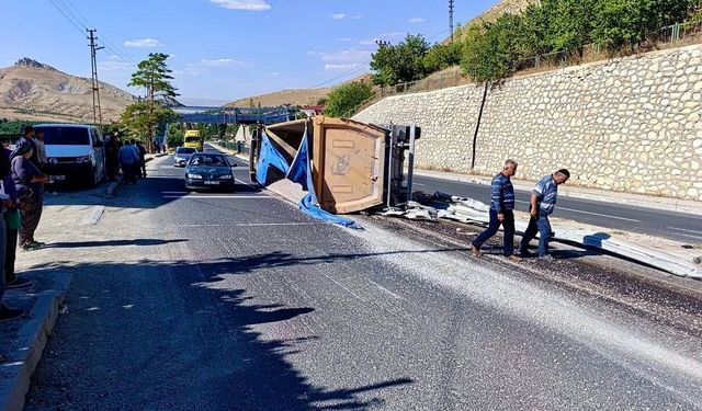 Malatya’da Kum Yüklü Kamyon Devrildi: Facianın Eşiğinden Dönüldü!