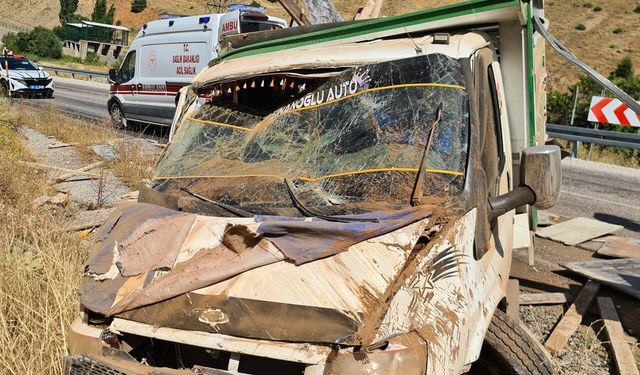 Malatya’da kontrolden çıkan kamyonet toprak alana savruldu: 2 yaralı