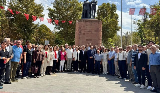 Malatya’da 30 Ağustos’ta Dikkat Çeken İlk: Yeni Parti’den Anlamlı Çelenk Töreni