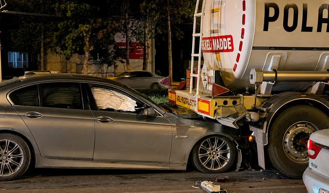Malatya’da Korkutan Kaza! Otomobil Akaryakıt Yüklü Tankere Çarptı