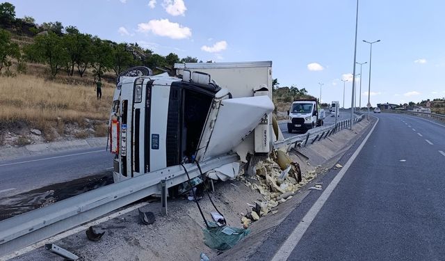 Kayseri'de Dehşet Anları! Kontrolden Çıkan Tır Yan Yattı