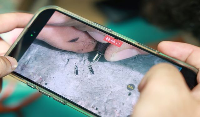 Sadece Bir Pirinç Tanesi  Üzerindeki İşçilik Görenleri Hayrete Düşürüyor