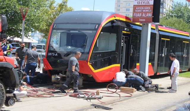 Tramvayın Altında Kaldı! 24 Yaşındaki Genç Kadın Ağır Yaralandı