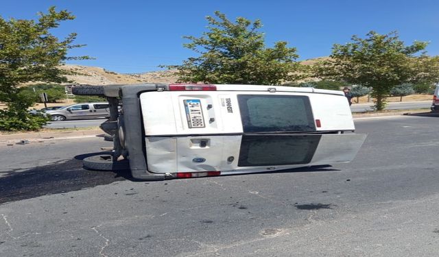 Silvan-Diyarbakır Yolunda Korkutan Kaza! Minibüs Devrildi, 2 Kişi Yaralandı