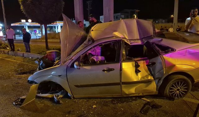 Otomobil direğe çarptı: 4 kişi yaralandı