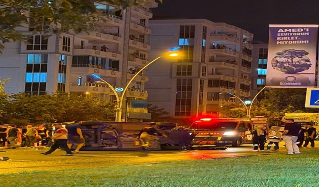 Diyarbakır’da Korkutan Kaza! İki Otomobil Çarpıştı, 3 Kişi Yaralandı