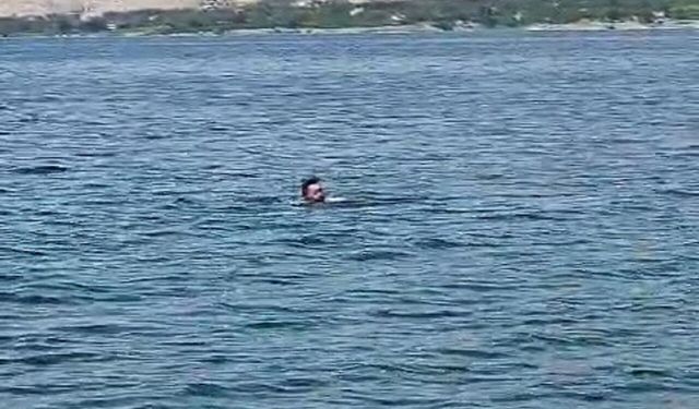 Elazığ’dan Malatya’ya Yüzerek Geçti! 3 bin 300 Metrelik Dikkat Çeken Yolculuk...