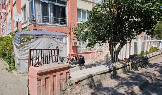 Kayseri’de Boşanma Krizi Kanlı Bitti! Eşinin Önünü Kesip Bıçakladı