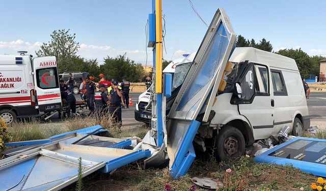 Elazığ-Keban Yolunda Kaza! 3’ü Çocuk 7 Yaralı, Ekipler Seferber Oldu