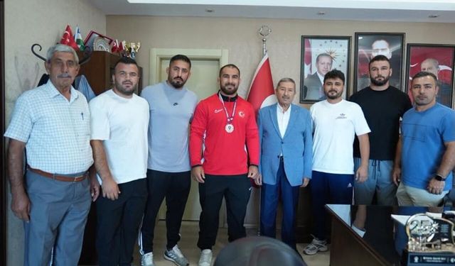 Darende’de Er Meydanının Şampiyonu Belli Oldu: Başkan Bozkurt’tan Feyzullah Aktürk’e Tebrik