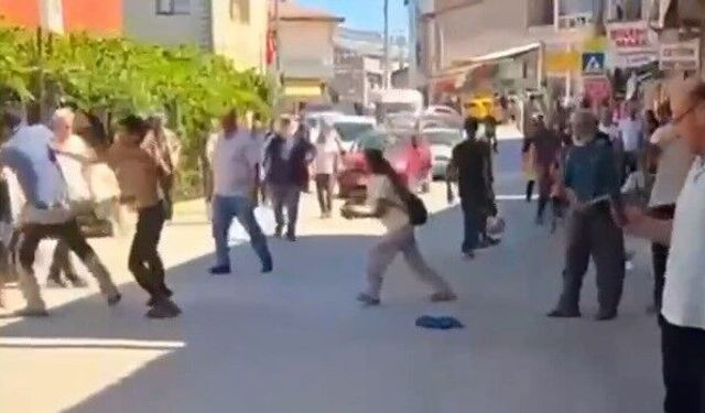 Malatya’da Husumet Kavgaya Dönüştü! Sokak Ortasında Sopalar Kullanıldı