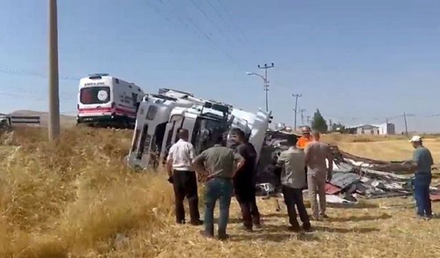 Elazığ'da Freni Boşaldığı İddia Edilen Kamyon Devrildi! Olası Facia Son Anda Önlendi