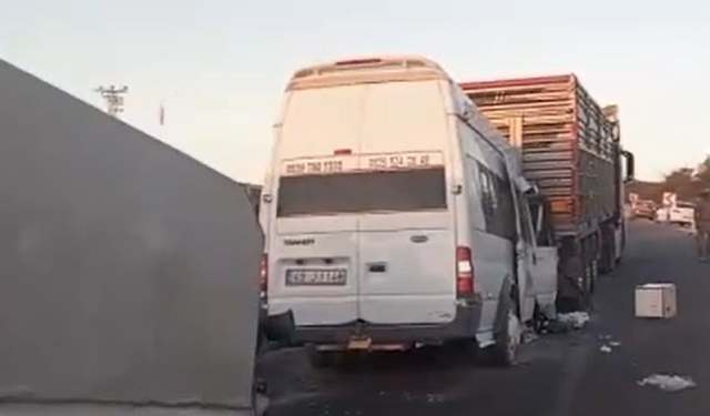 Malatya'da Tarım İşçilerini Taşıyan Minibüs Tıra Çarptı! Çok Sayıda Yaralı Var