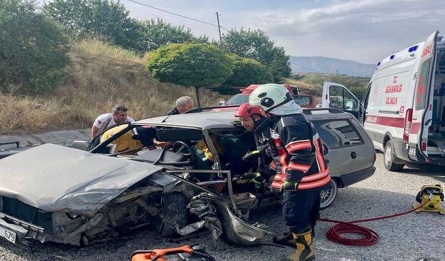 Malatya-Gölbaşı Yolunda Feci Kaza! Otomobil Hurdaya Döndü, Sürücü Sıkıştı