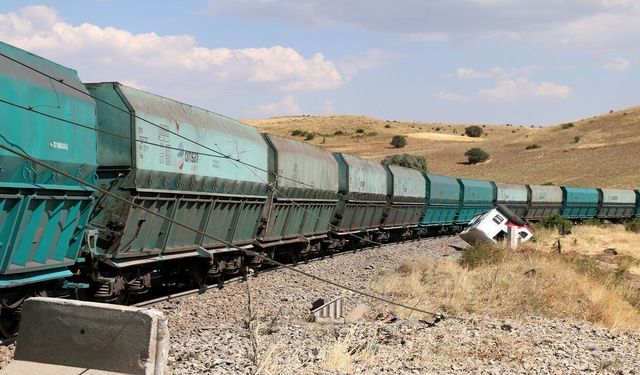 Hekimhan’da Feci Çarpışma! Yük Treni Kamyona Çarptı